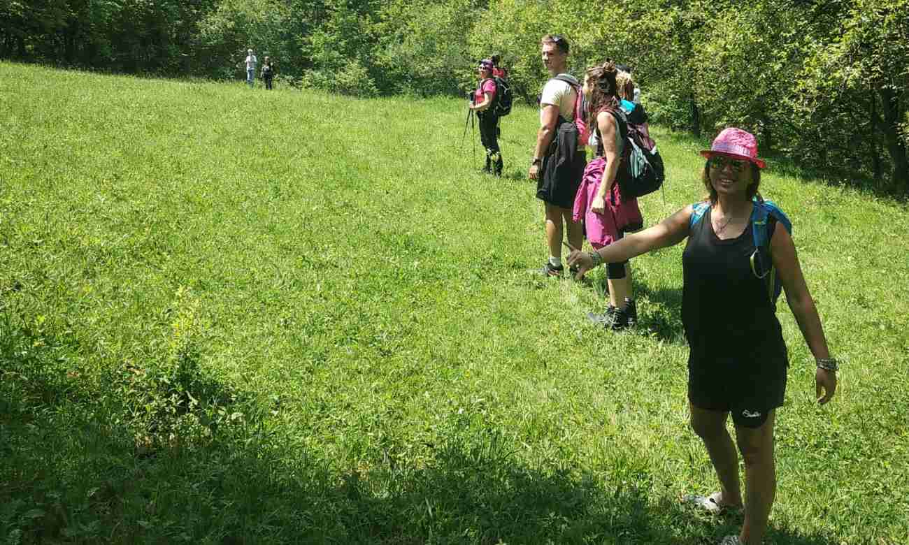 Výlet skupiny ľudí na lúkach pri Malackách